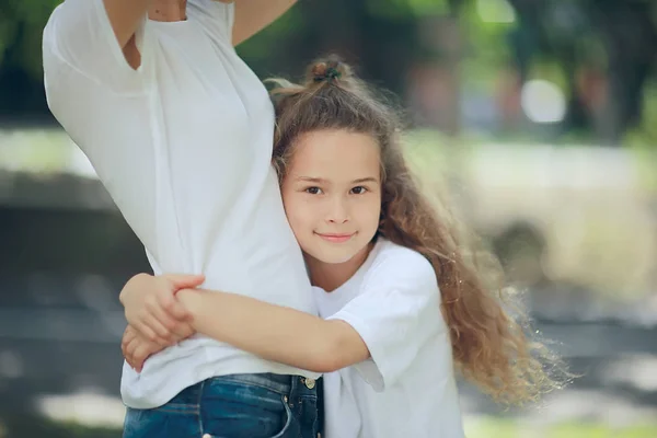 Concepto Felicidad Familiar Hermosa Madre Hija Parque — Foto de Stock