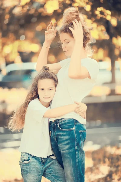Concepto Felicidad Familiar Hermosa Madre Hija Parque —  Fotos de Stock
