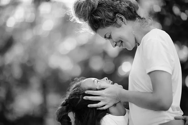 Concetto Felicità Familiare Bella Madre Figlia Nel Parco — Foto Stock