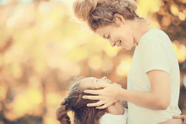 Kıvırcık Saçlı Genç Güzel Kadın Romantik Portresi — Stok fotoğraf