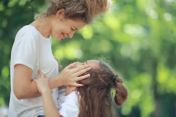 Mãe Feliz Pequena Filha Divertindo Dia Verão — Fotografia de Stock