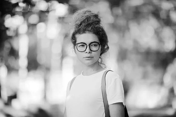 Porträt Einer Schönen Frau Mit Brille — Stockfoto