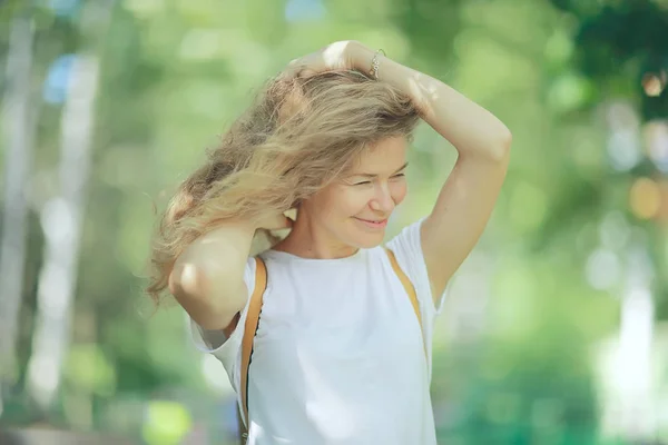 Kıvırcık Saçlı Genç Güzel Kadın Romantik Portresi — Stok fotoğraf