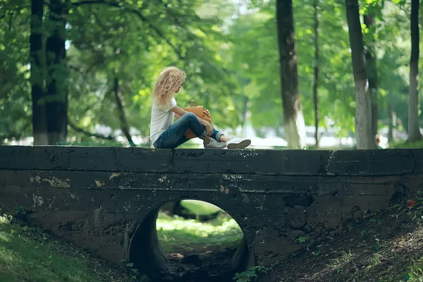 Romantisch Portret Van Mooie Jongedame Met Krullend Haar — Stockfoto