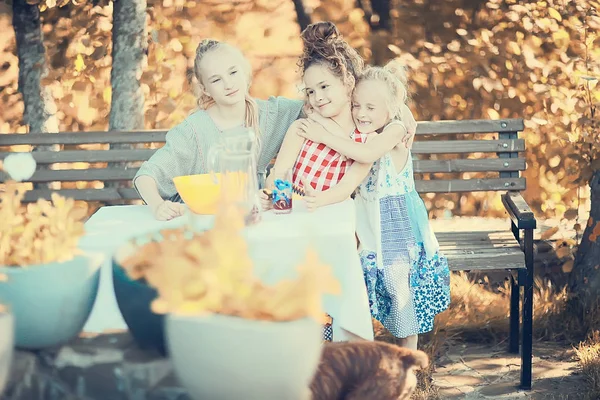 Drie Gelukkige Kleine Meisjes Plezier Zomer Tuin Zitten Bankje — Stockfoto