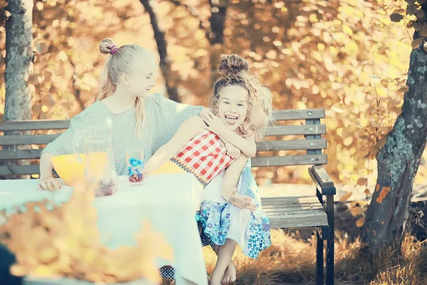 Три Счастливые Девчонки Веселятся Летнем Саду Сидя Скамейке — стоковое фото