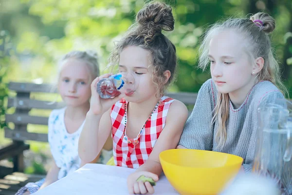 Três Meninas Felizes Divertindo Jardim Verão Sentado Banco — Fotografia de Stock