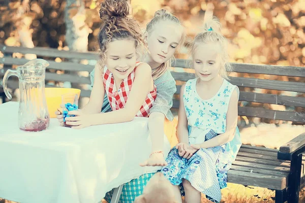 Trzy Małe Dziewczynki Szczęśliwy Zabawa Letnim Ogrodzie Siedząc Ławce — Zdjęcie stockowe