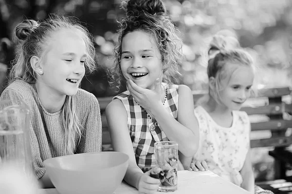 Três Meninas Felizes Divertindo Jardim Verão Sentado Banco — Fotografia de Stock