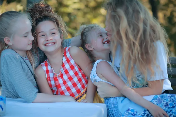 Felice Madre Tre Bambine Nel Parco Estivo — Foto Stock