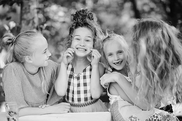 Mãe Feliz Três Filhas Pequenas Parque Verão — Fotografia de Stock