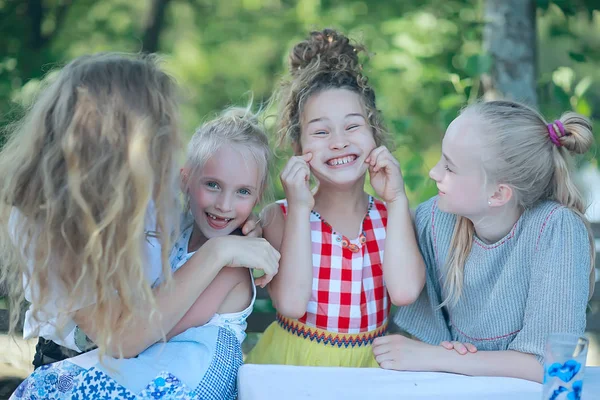 Mère Heureuse Trois Petites Filles Dans Parc Été — Photo