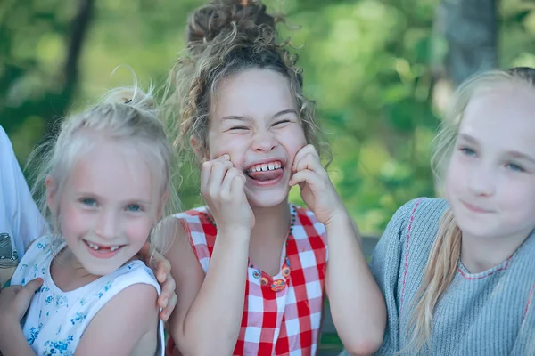 Drie Gelukkige Kleine Meisjes Plezier Zomer Tuin Zitten Bankje — Stockfoto