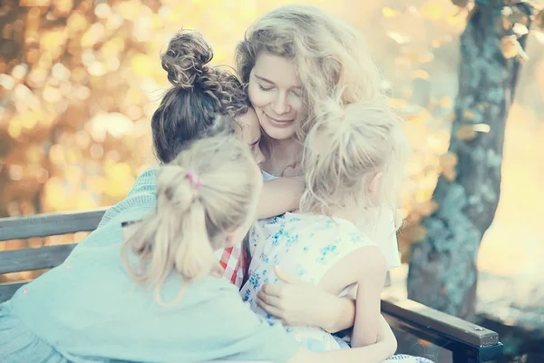 Concepto Felicidad Familiar Hermosa Madre Hijas Parque — Foto de Stock