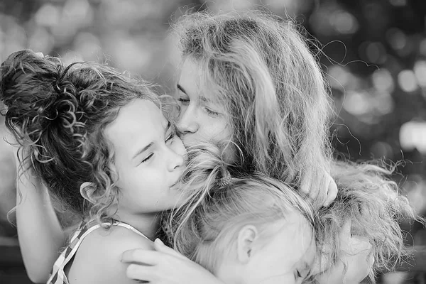 Concepto Felicidad Familiar Hermosa Madre Hijas Parque — Foto de Stock