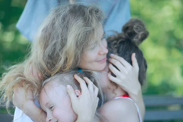 Concetto Felicità Familiare Bella Madre Figlie Nel Parco — Foto Stock