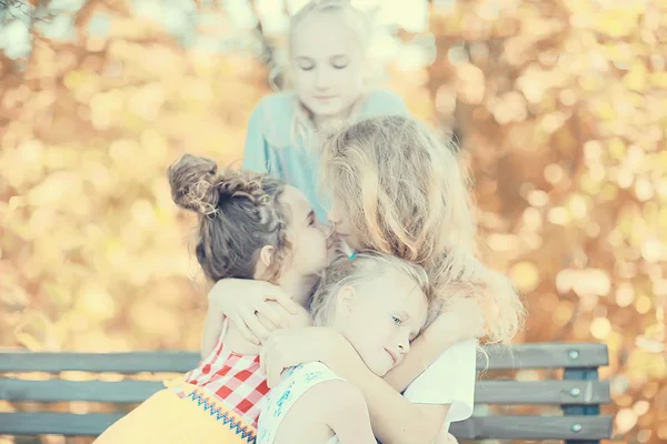 Felice Madre Tre Bambine Nel Parco Estivo — Foto Stock