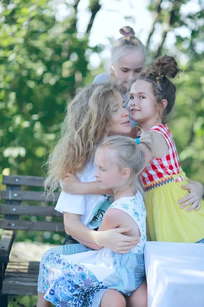 Concetto Felicità Familiare Bella Madre Figlie Nel Parco — Foto Stock