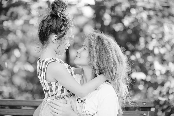 Konzept Des Familienglücks Schöne Mutter Und Tochter Park — Stockfoto