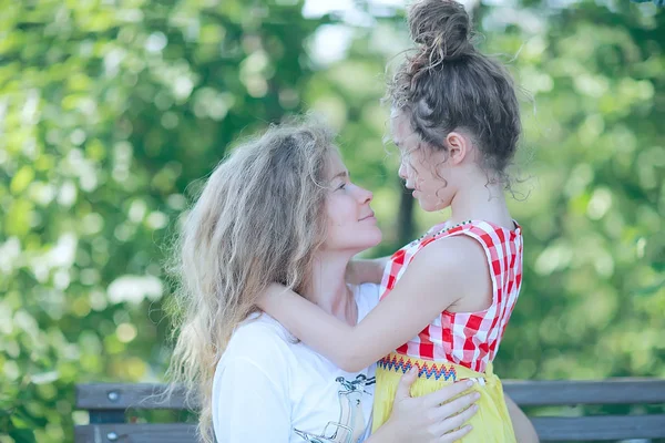 家庭幸福的概念 美丽的母亲和女儿在公园 — 图库照片