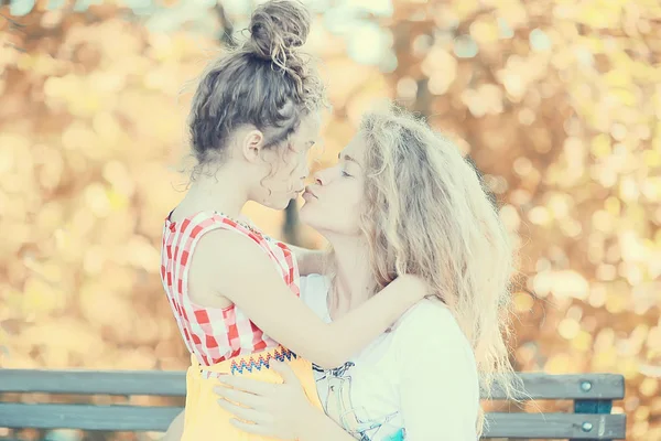 Concetto Felicità Familiare Bella Madre Figlia Nel Parco — Foto Stock