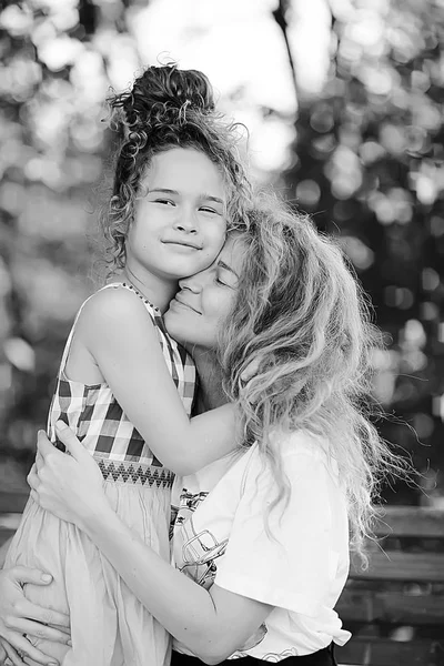 快乐的母亲和小女儿在夏季公园 — 图库照片