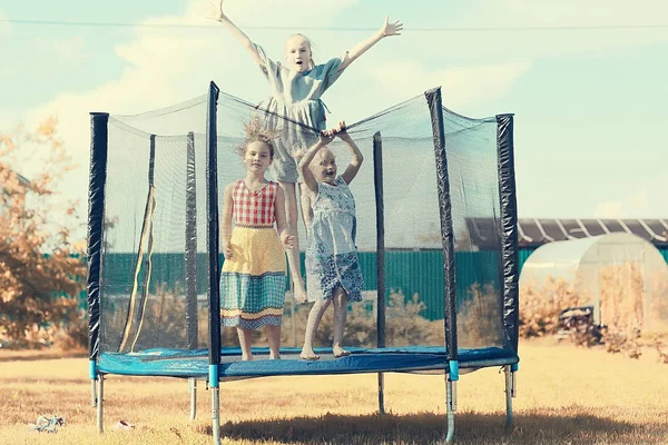 Três Meninas Irmãs Saltando Trampolim Livre Verão — Fotografia de Stock