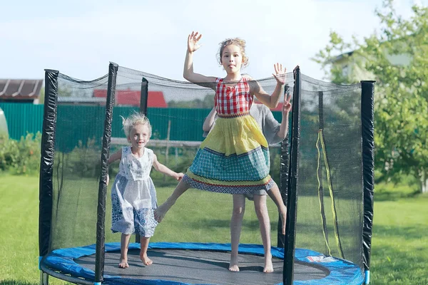 Три Маленькие Девочки Сестры Прыгать Батуте Открытом Воздухе Летом — стоковое фото
