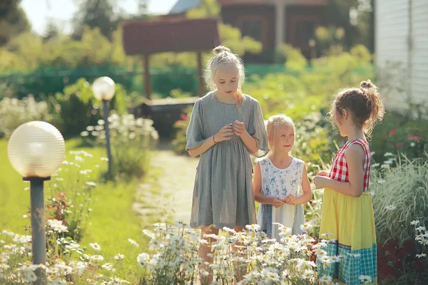 Tres Lindas Niñas Relajándose Campo Verano —  Fotos de Stock