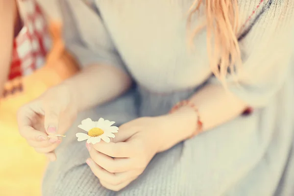Niedliches Kleines Mädchen Das Auf Kamillenblüte Rät — Stockfoto