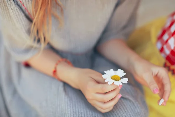 Mignonne Petite Fille Deviner Sur Fleur Camomille — Photo