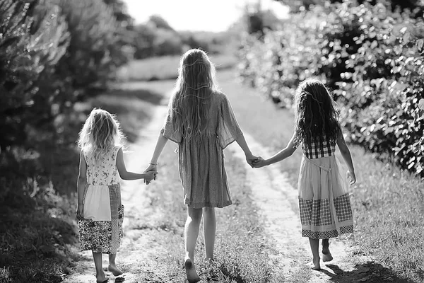 Τρία Χαριτωμένα Κοριτσάκια Χαλαρώνοντας Στο Ύπαιθρο Καλοκαίρι — Φωτογραφία Αρχείου