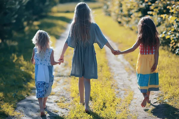 Tři Roztomilé Holčičky Relaxační Letní Krajina — Stock fotografie