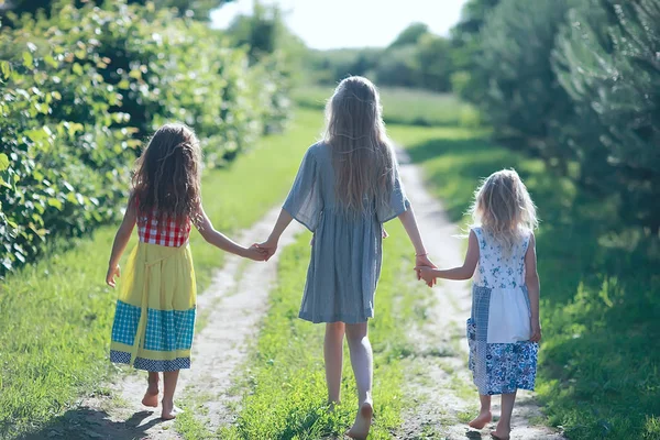 Trzy Słodkie Dziewczynki Relaks Lecie Wsi — Zdjęcie stockowe
