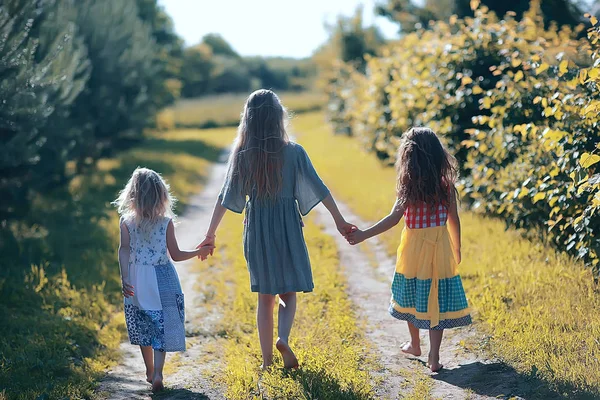 Tři Roztomilé Holčičky Relaxační Letní Krajina — Stock fotografie