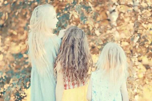 Tres Lindas Niñas Relajándose Campo Verano —  Fotos de Stock