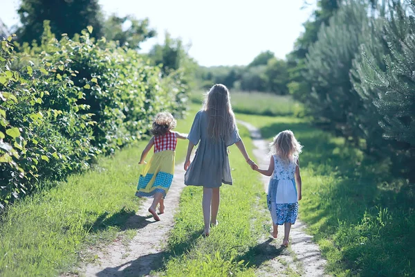 三个可爱的小女孩在夏季乡村放松 — 图库照片