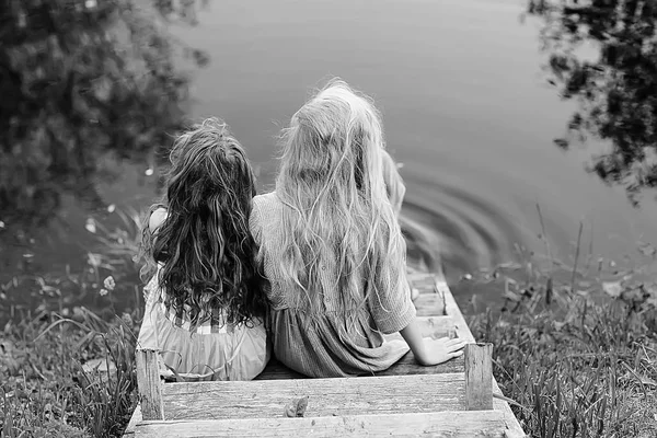 Дві Милі Маленькі Дівчата Березі Річки Літня Відпустка Щасливі Подружки — стокове фото