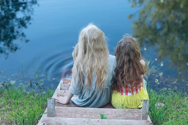 つのかわいい女の子の川岸に 夏休み 家族で一緒に姉妹のハッピー ガール フレンド — ストック写真