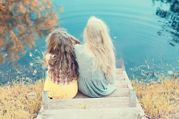 Three Cute Little Girls Riverbank Summer Vacation Happy Girlfriends Vacation — Stock Photo, Image