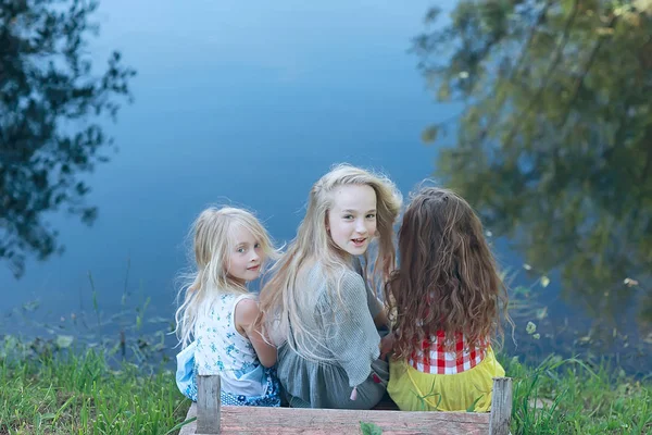 Три Милі Маленькі Дівчатка Березі Річки Літня Відпустка Щасливі Подружки — стокове фото