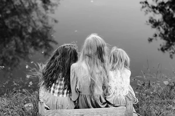 Three Cute Little Girls Riverbank Summer Vacation Happy Girlfriends Vacation — Stock Photo, Image