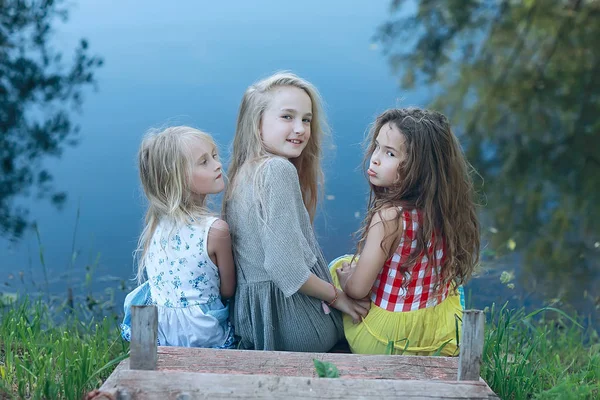 Tres Niñas Lindas Orilla Del Río Vacaciones Verano Felices Novias — Foto de Stock