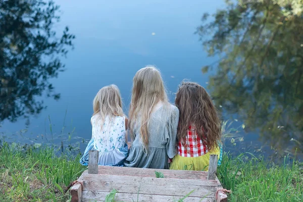 Três Meninas Giras Margem Rio Férias Feliz Namoradas Férias Irmãs — Fotografia de Stock