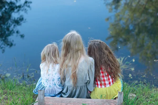 Három Aranyos Kis Lány Folyóparton Nyári Vakáció Boldog Barátnők Nyaralni — Stock Fotó