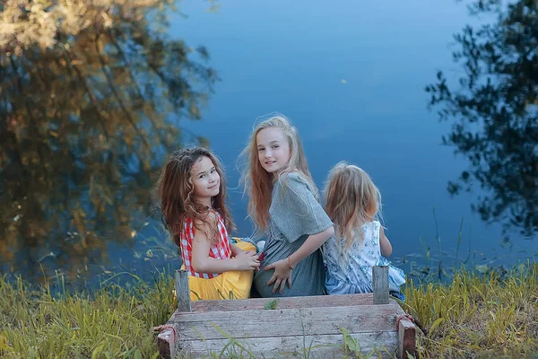 Tre Bambine Carine Sulla Riva Del Fiume Vacanze Estive Ragazze — Foto Stock