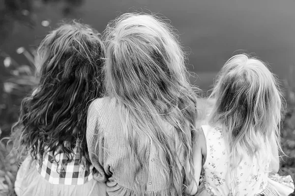 Τρία Μικρά Χαριτωμένα Κορίτσια Στις Όχθες Του Ποταμού Καλοκαιρινές Διακοπές — Φωτογραφία Αρχείου