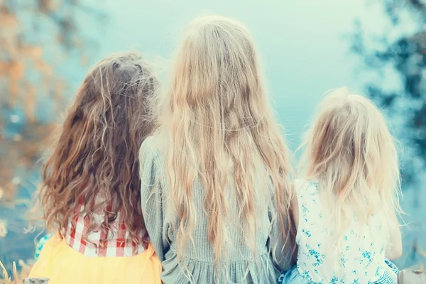 Três Meninas Giras Margem Rio Férias Feliz Namoradas Férias Irmãs — Fotografia de Stock