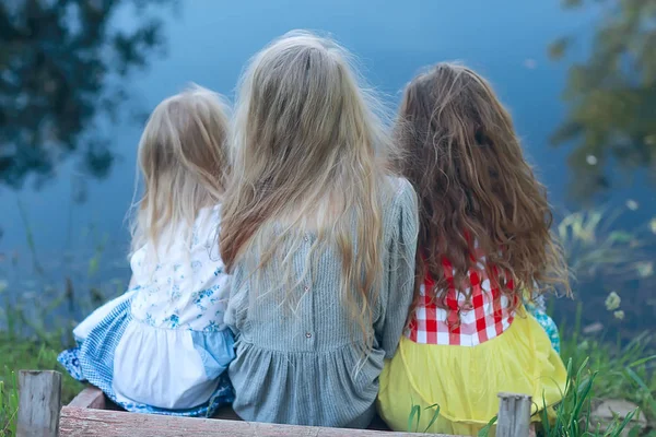 Trzy Słodkie Dziewczynki Brzegu Rzeki Letnie Wakacje Szczęśliwy Dziewczyny Wakacje — Zdjęcie stockowe