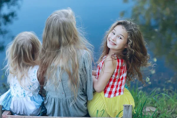 Três Meninas Giras Margem Rio Férias Feliz Namoradas Férias Irmãs — Fotografia de Stock